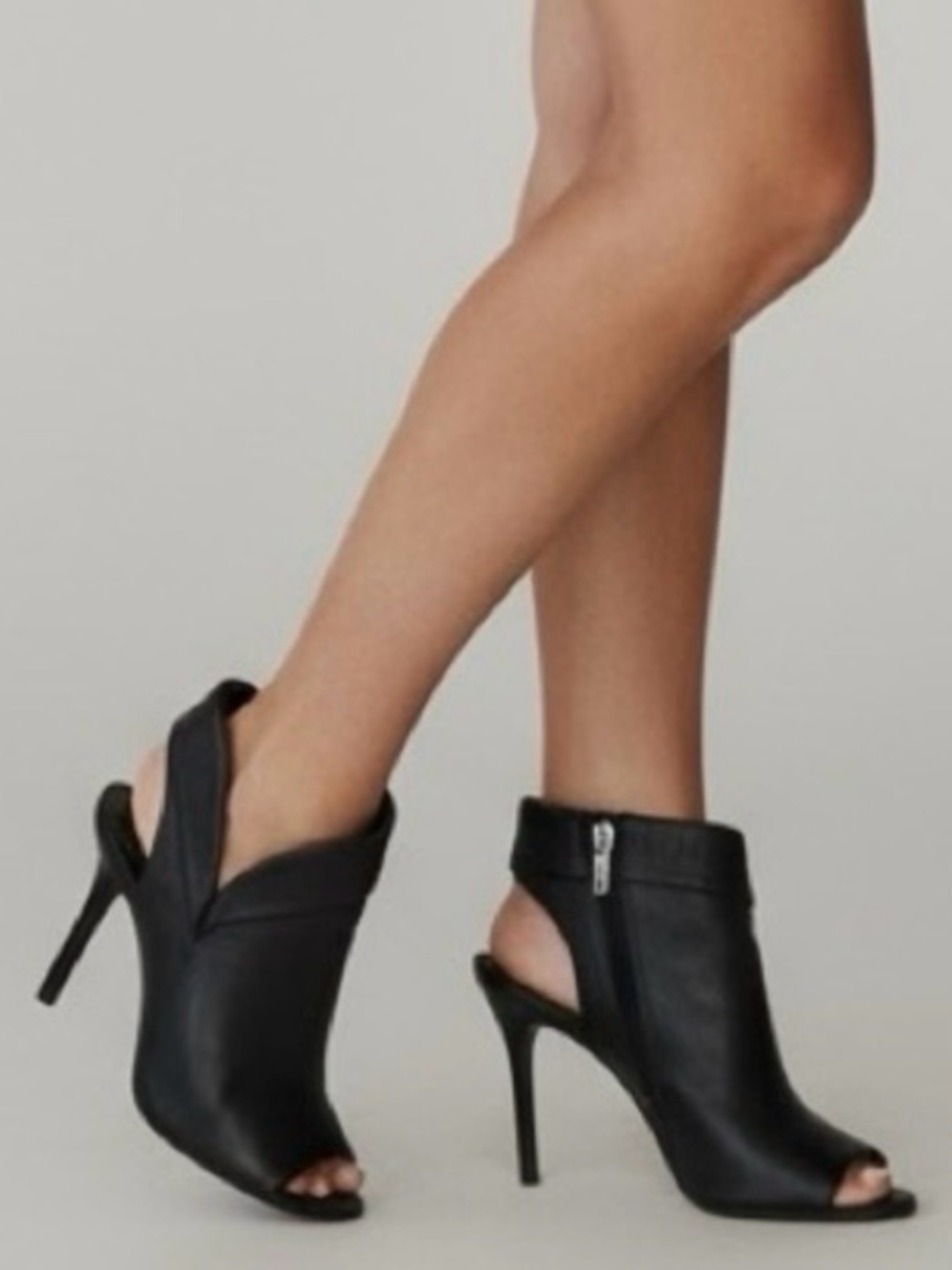 Vince Camuto Cholia Black Leather Cutout Peep Toe Shootie Heels Womens 6